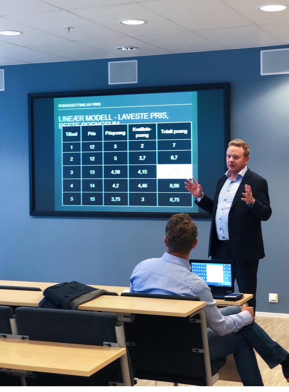 Robert Myhre holder kurs i evalueringsmodeller
